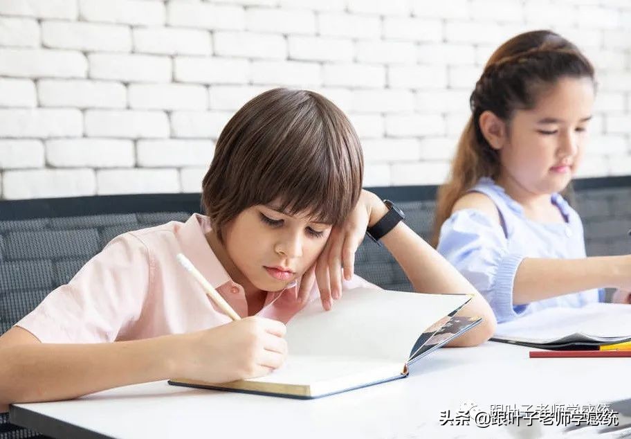 孩子站不直坐不正？跟这里发展不足有关，多玩这些游戏帮助改善