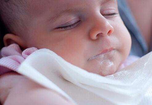 如何确定宝宝对奶粉过敏,奶粉蛋白质过敏会出现什么症状