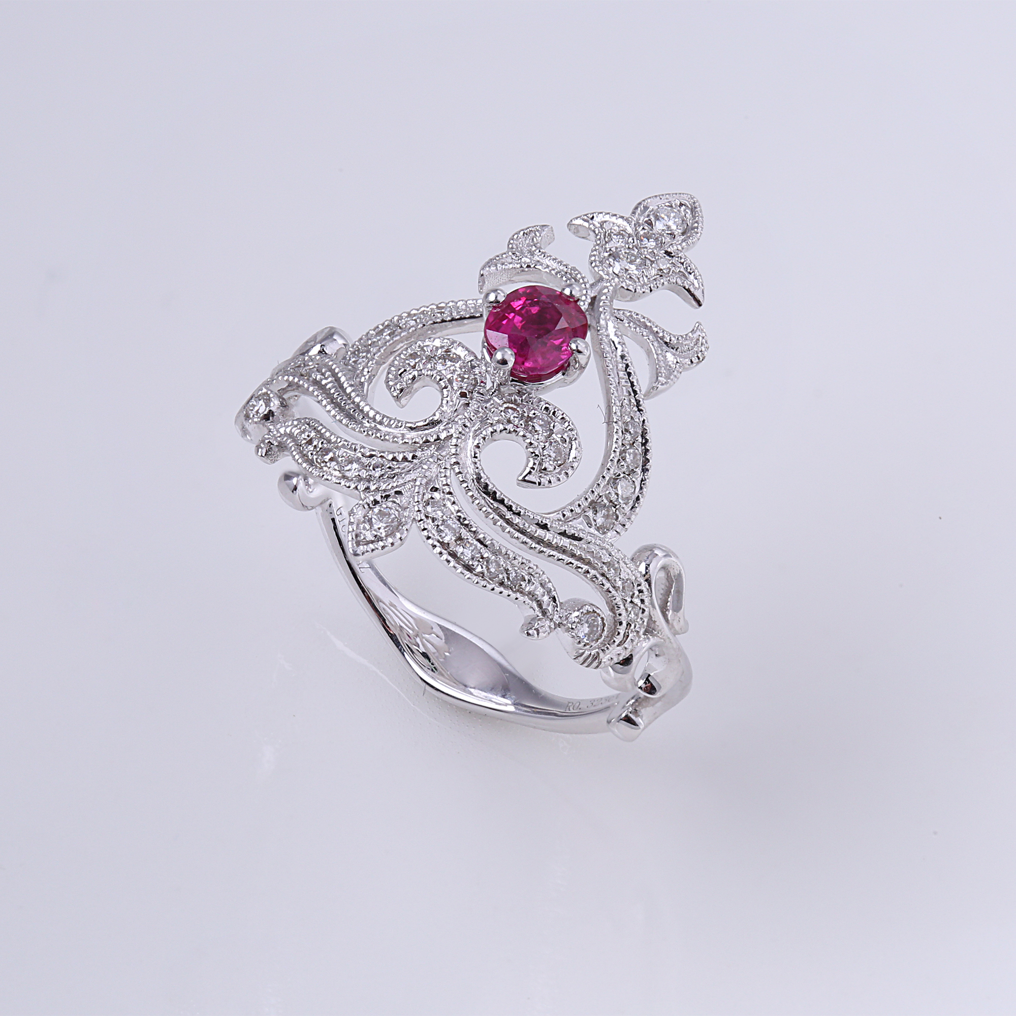 戒指戴小拇指防小人,女生戒指戴在右手无名指辟邪嘛