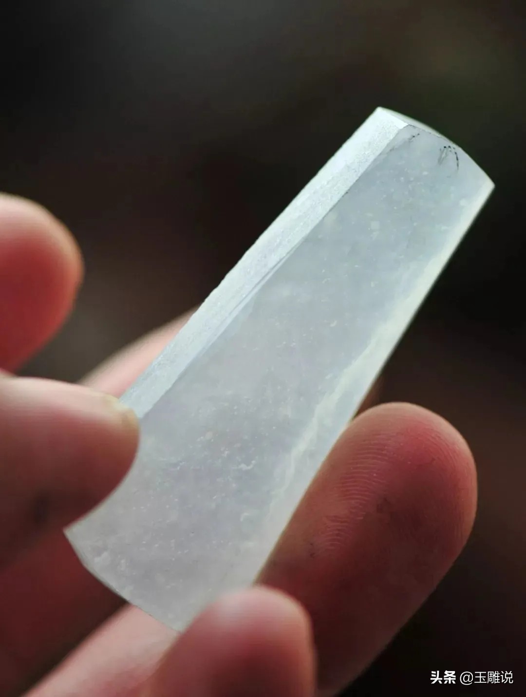 糯种纯白翡翠冰感雕刻,淡黄色糯冰种翡翠雕刻图