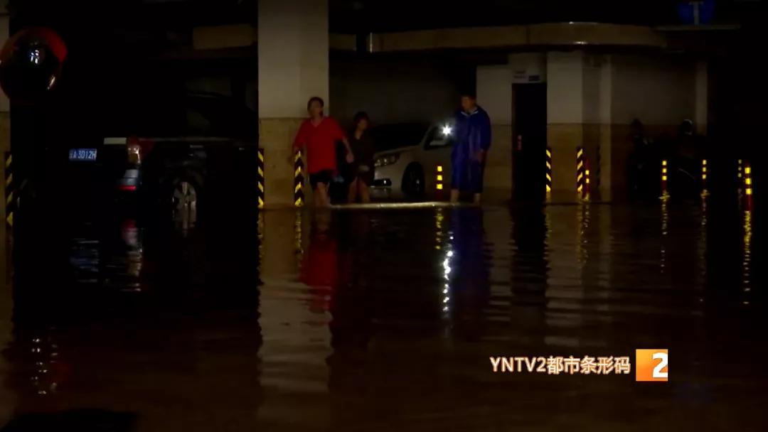 约200辆车泡了一整天,路上淤泥堆积难以通行,西市区为何淹积水那么严重?