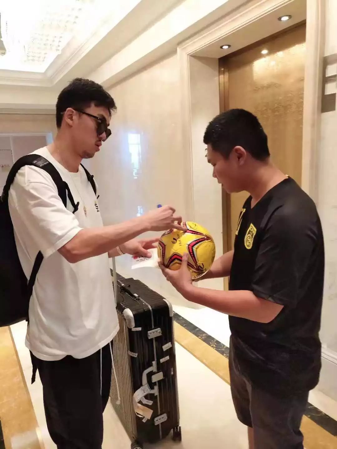 国足海口集结备战12强赛,国足海口比赛首发