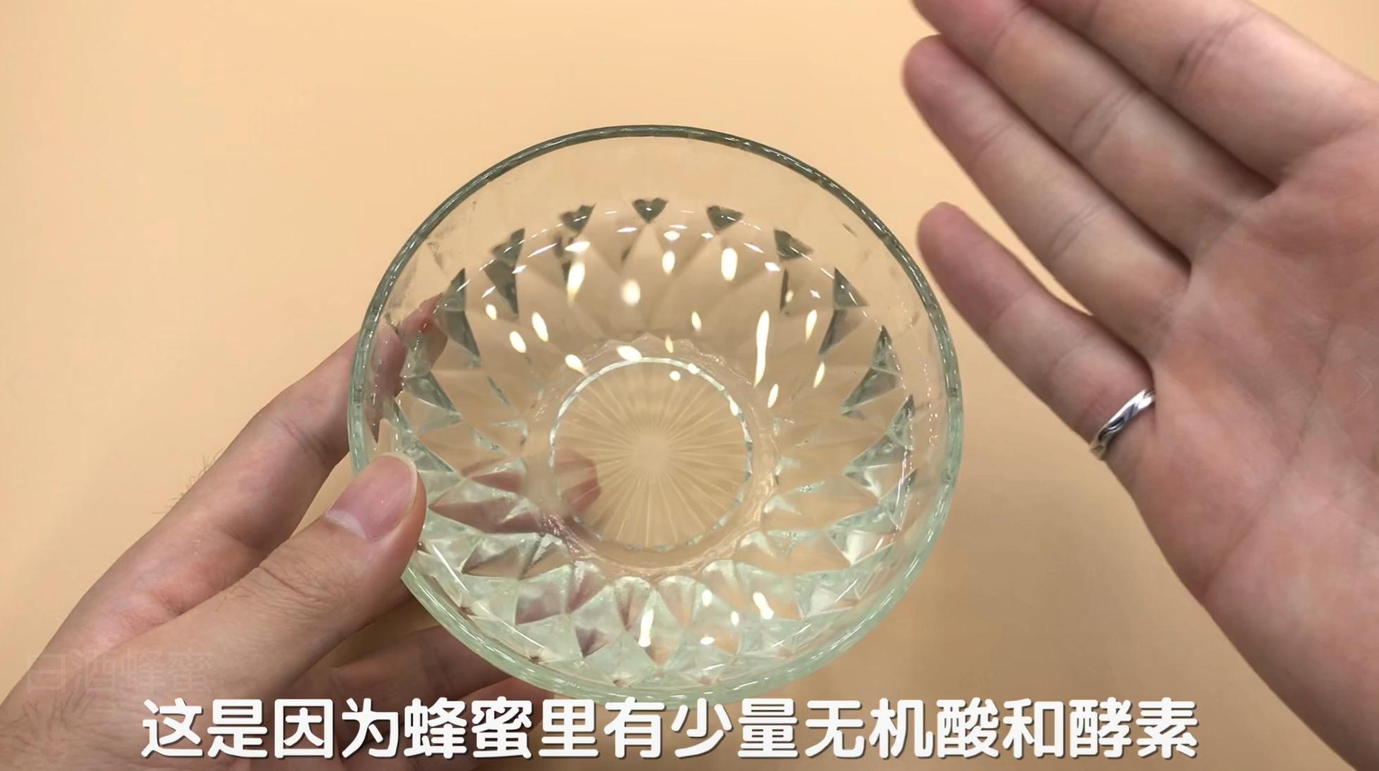 判断真假蜂蜜加水一晃便知,只需一滴油轻松辨别白酒真假