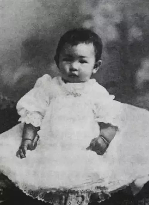 穿旗袍捉奸，86岁依然优雅，死后捐遗体，她才是中国最后一位贵族