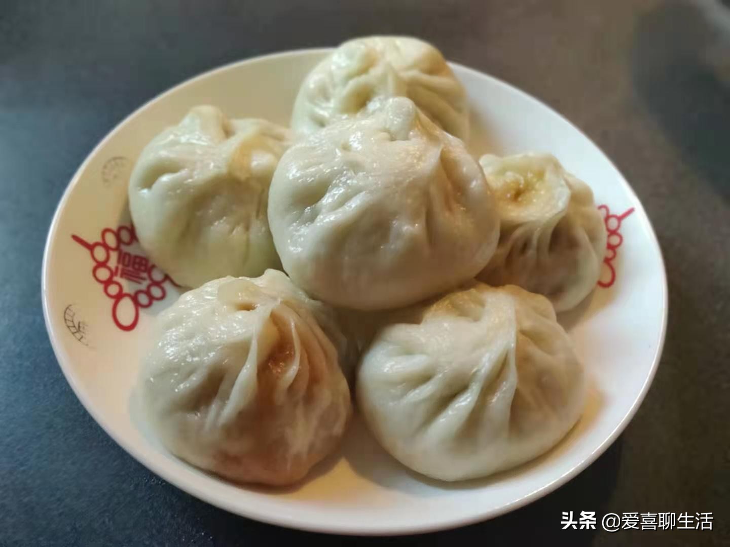 为什么蒸包子一揭盖包子就塌陷,如何把包子蒸得蓬松柔软