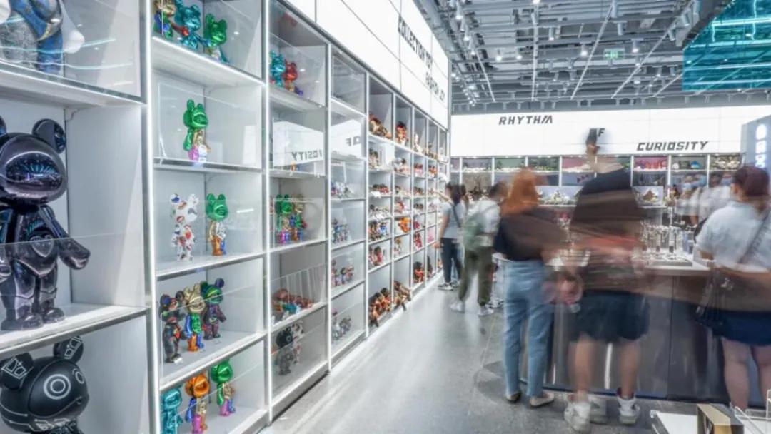 探店｜KK集团潮玩店X11：联名手办火热，背后是年轻人的情绪投射