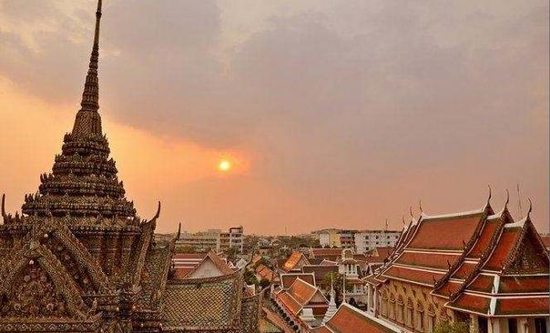 泰王给玉佛换装,泰王为玉佛换袈裟