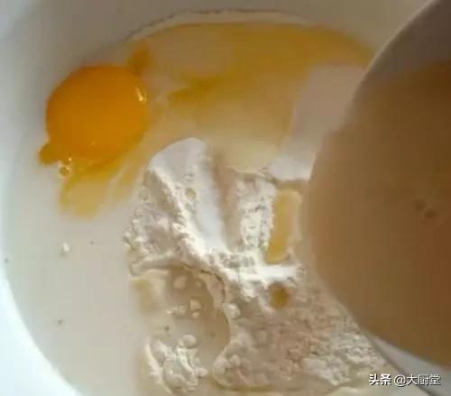 面粉怎么做油条不用鸡蛋和酵母粉,一碗面一个鸡蛋教你在家做油条