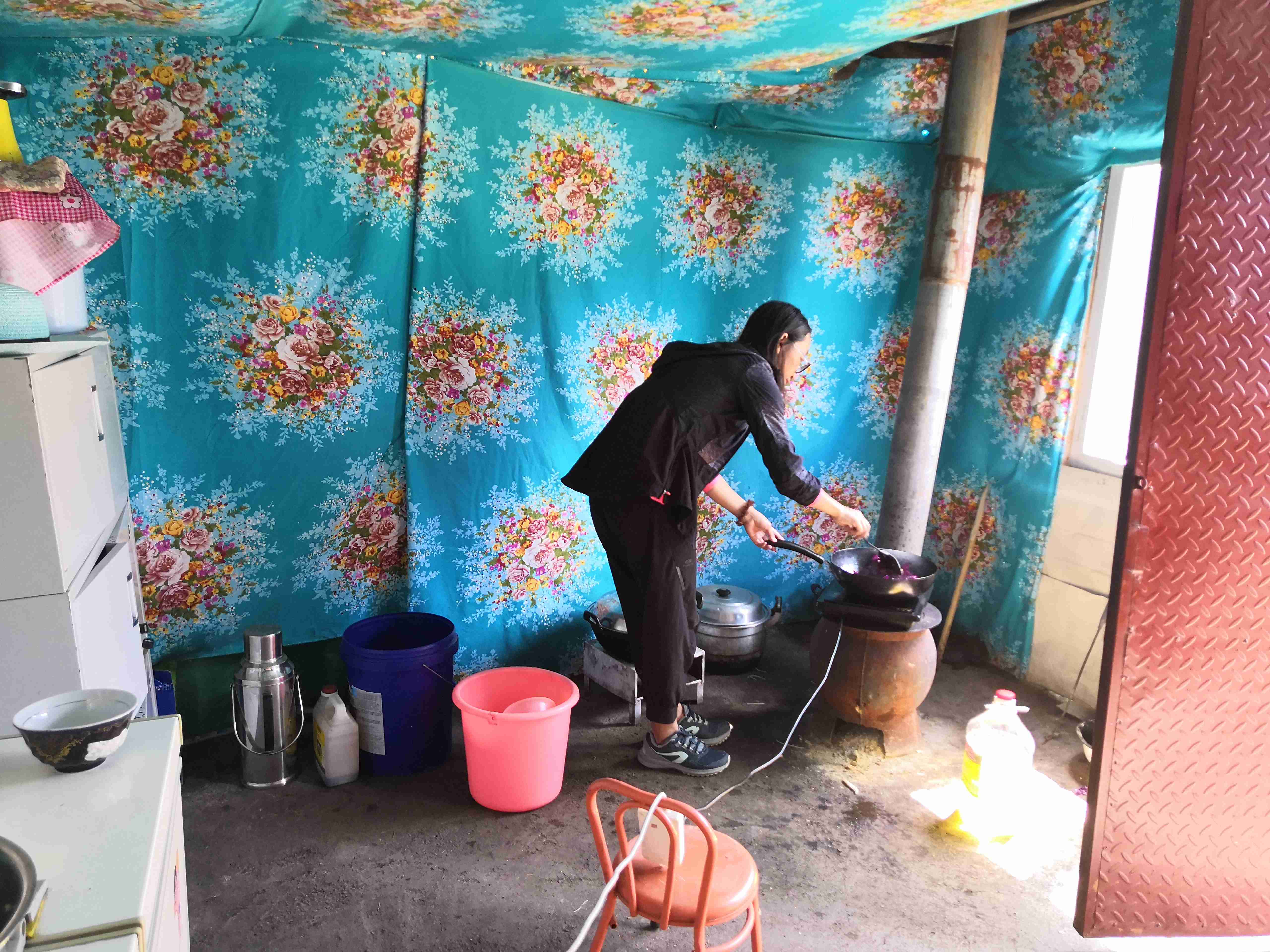 与*疆新**旅店老板共餐，直夸我土豆丝炒的好吃，后请我吃羊肉大餐