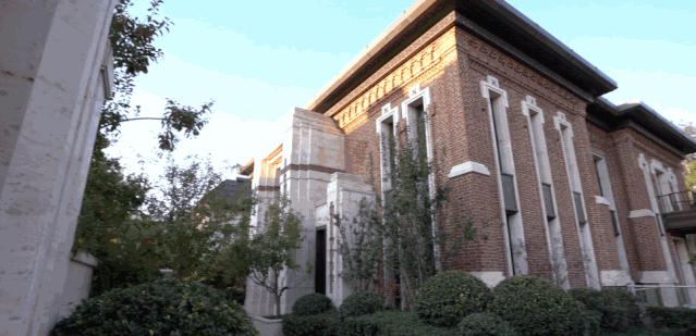 首都土豪家里的酒窖可以存2000瓶红酒，17米吊灯洗一次要花100000