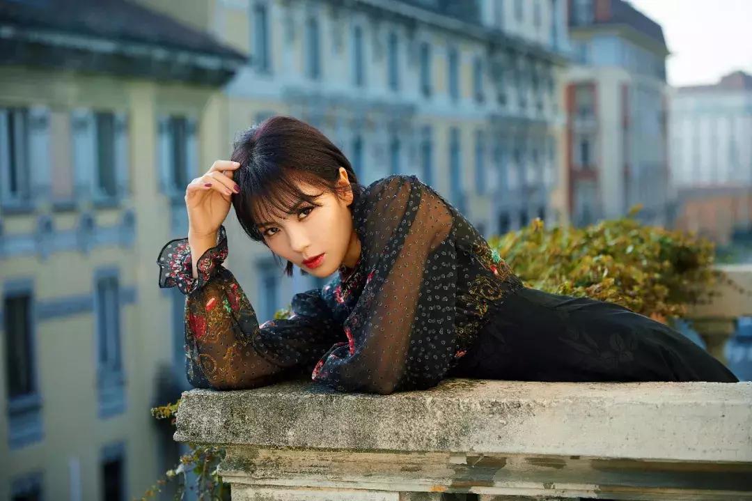 米兰时装周明星造型和模特对比,米兰时装周明星看秀造型