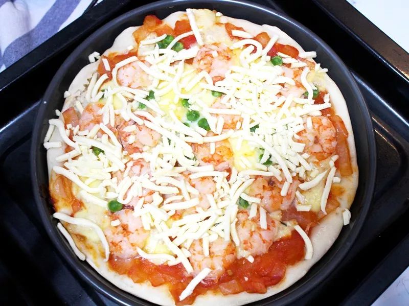 在家做的披萨简单的做法,自己在家做的披萨做法