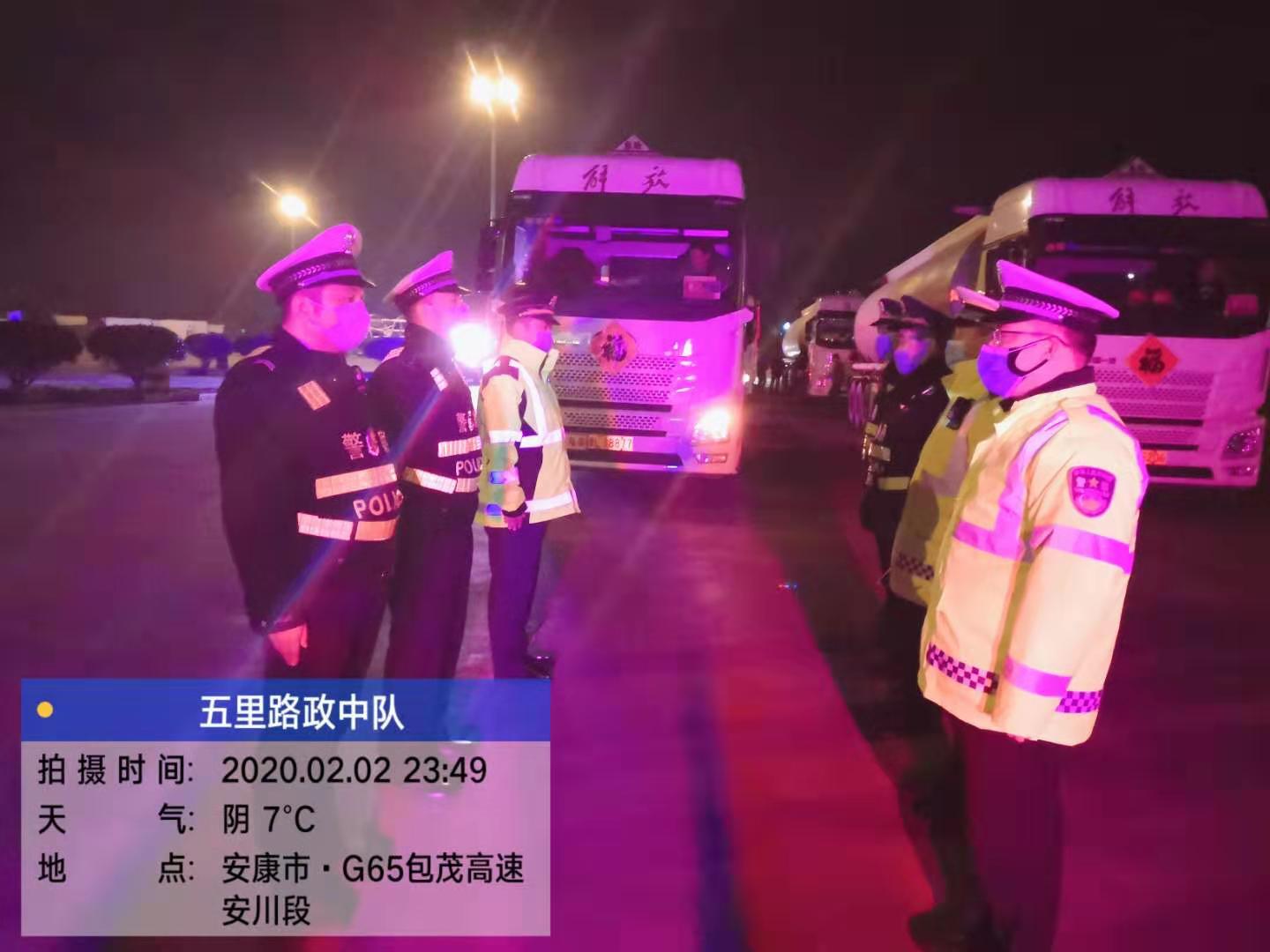 孕妇去医院被交警封路,孕妇去医院车辆被堵
