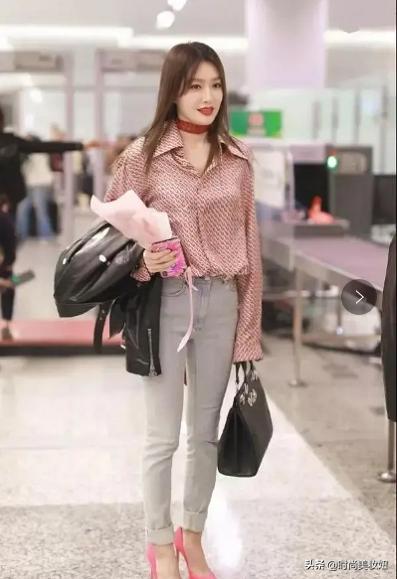 秦岚穿搭花少衬衫牛仔裤,秦岚闪耀的她穿搭棕色衬衫