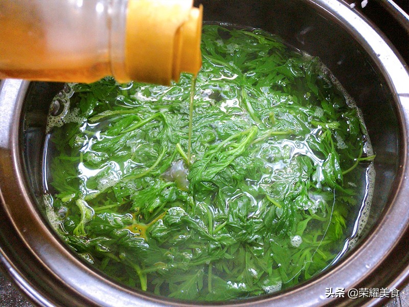 艾草煎鸡蛋汤在家10分钟就可以做,艾草煮鸡蛋汤做法和功效