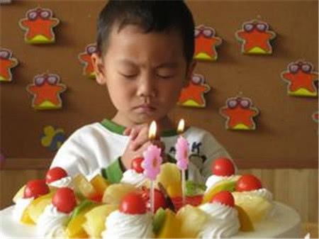 小朋友在幼儿园过生日该怎样举行,幼儿园集体生日会怎么过