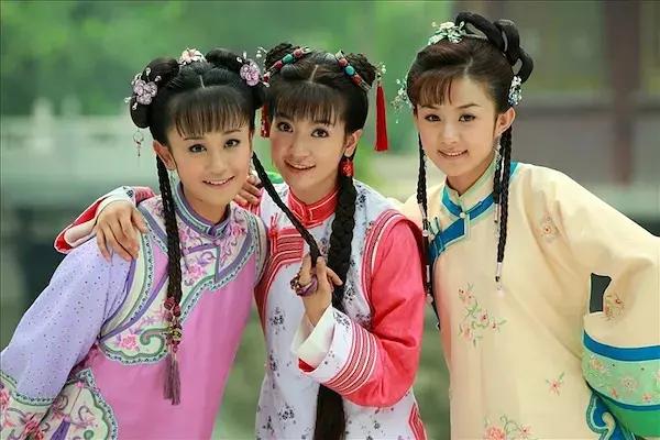 海陆无PS大学照片，头脸都好小还没手大，难怪被评为上戏最美校花