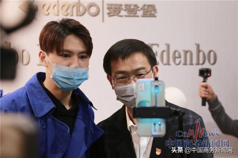 “电商”升级“网红”，石狮市市长走进直播间，为石狮品牌服装卖力“带货”