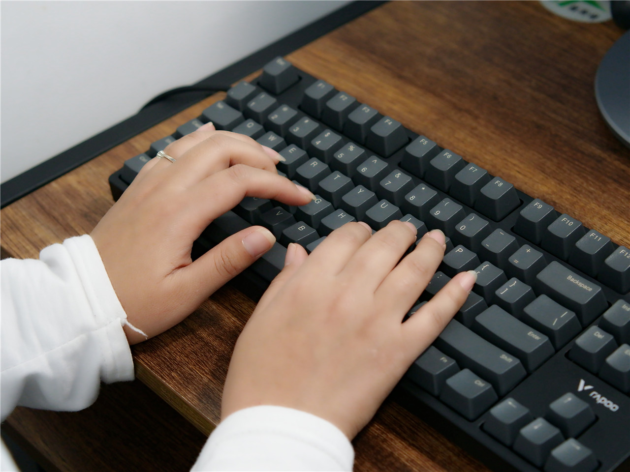 雷柏v860-87是不是金属板,雷柏v860-87键盘怎么样