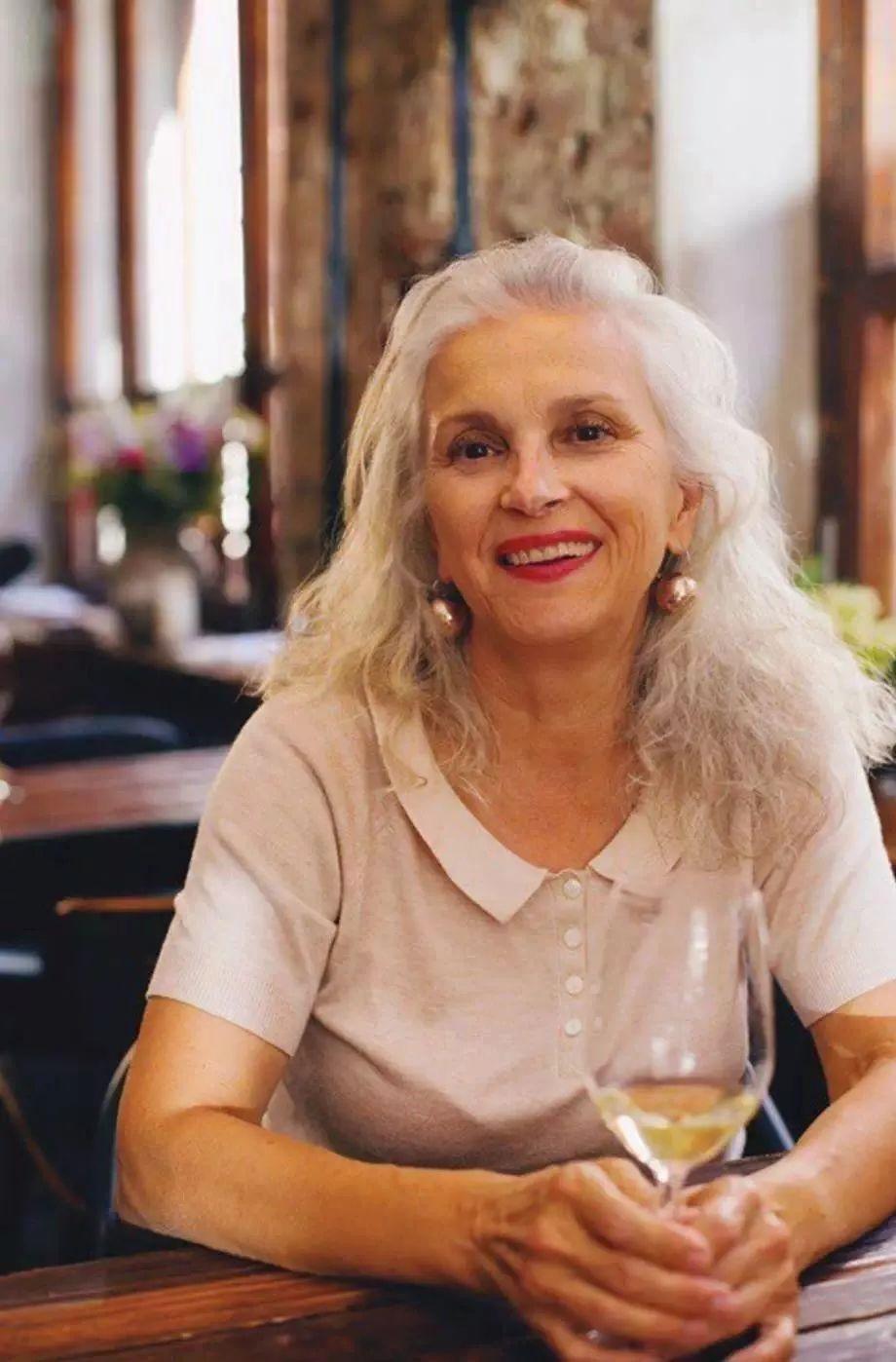 50岁身材超好的瑜伽女人,50岁女人成熟身材瑜伽