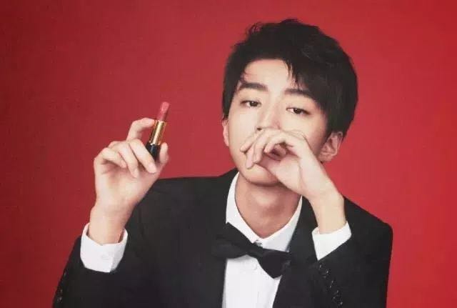 涂上自己喜欢的口红,涂上像自己本身唇色的口红