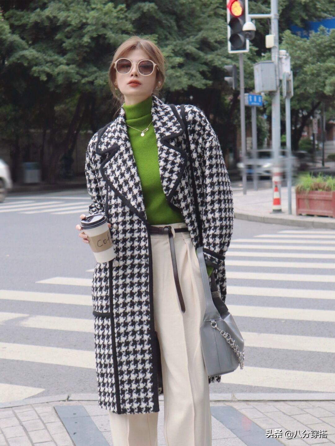 冬天“千鸟格大衣”怎么穿才高级？看看这些穿搭示范，保暖又显瘦