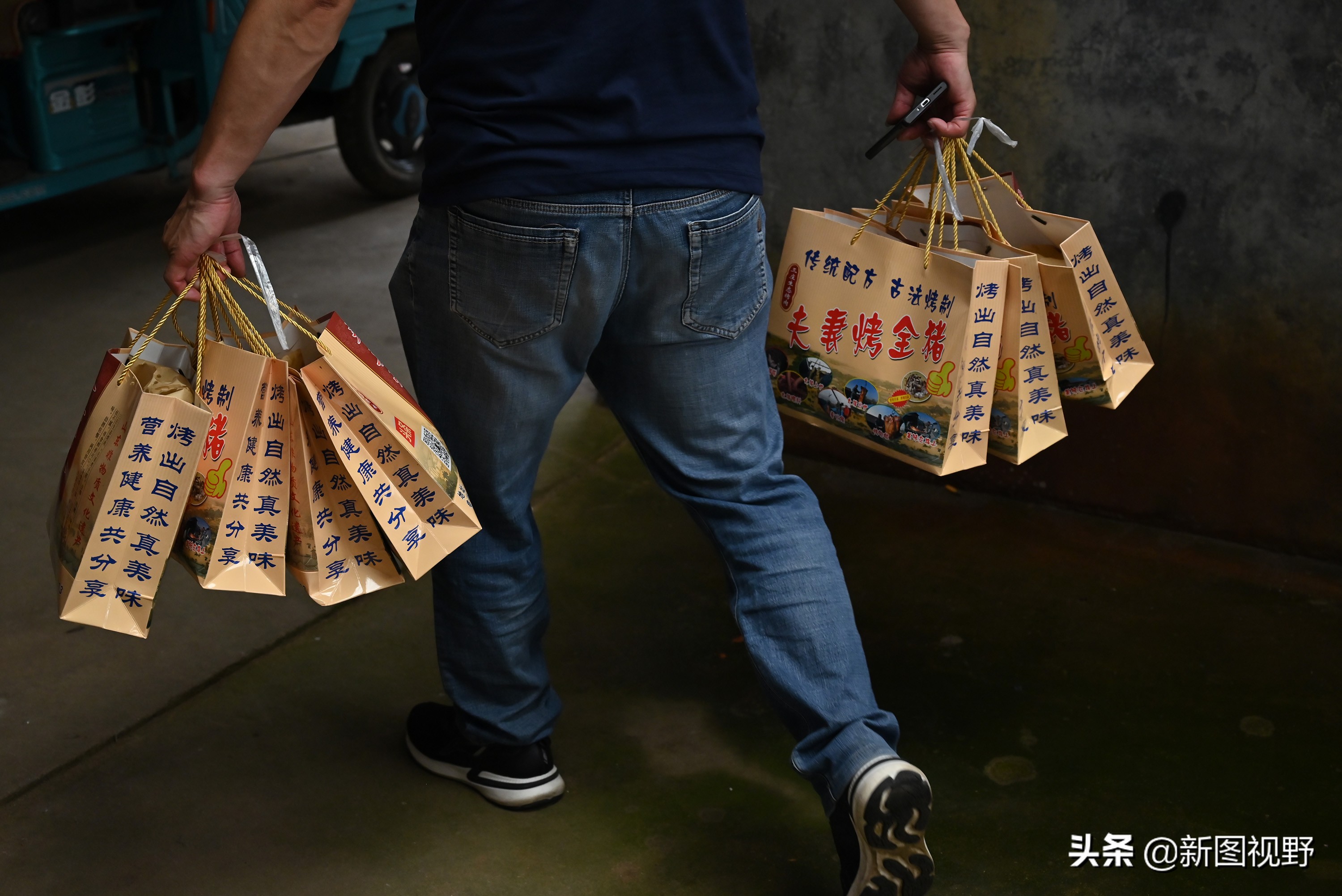 猪价下跌，夫妻“烤全猪”停烤2年后开烤，200斤烤肉出炉就卖光