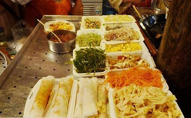 摆地摊卖什么最合适而且低成本的,摆什么地摊比较容易赚钱