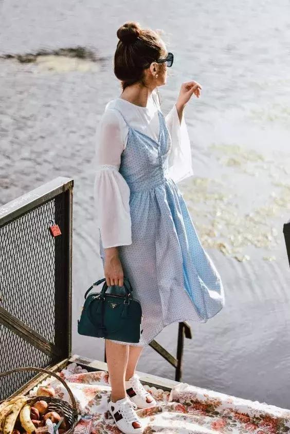 洋气上档次吊带裙秋冬内搭,今年最火的吊带裙内搭