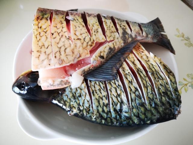 煎鱼老是脱皮怎么回事,煎鱼掉皮怎么补救