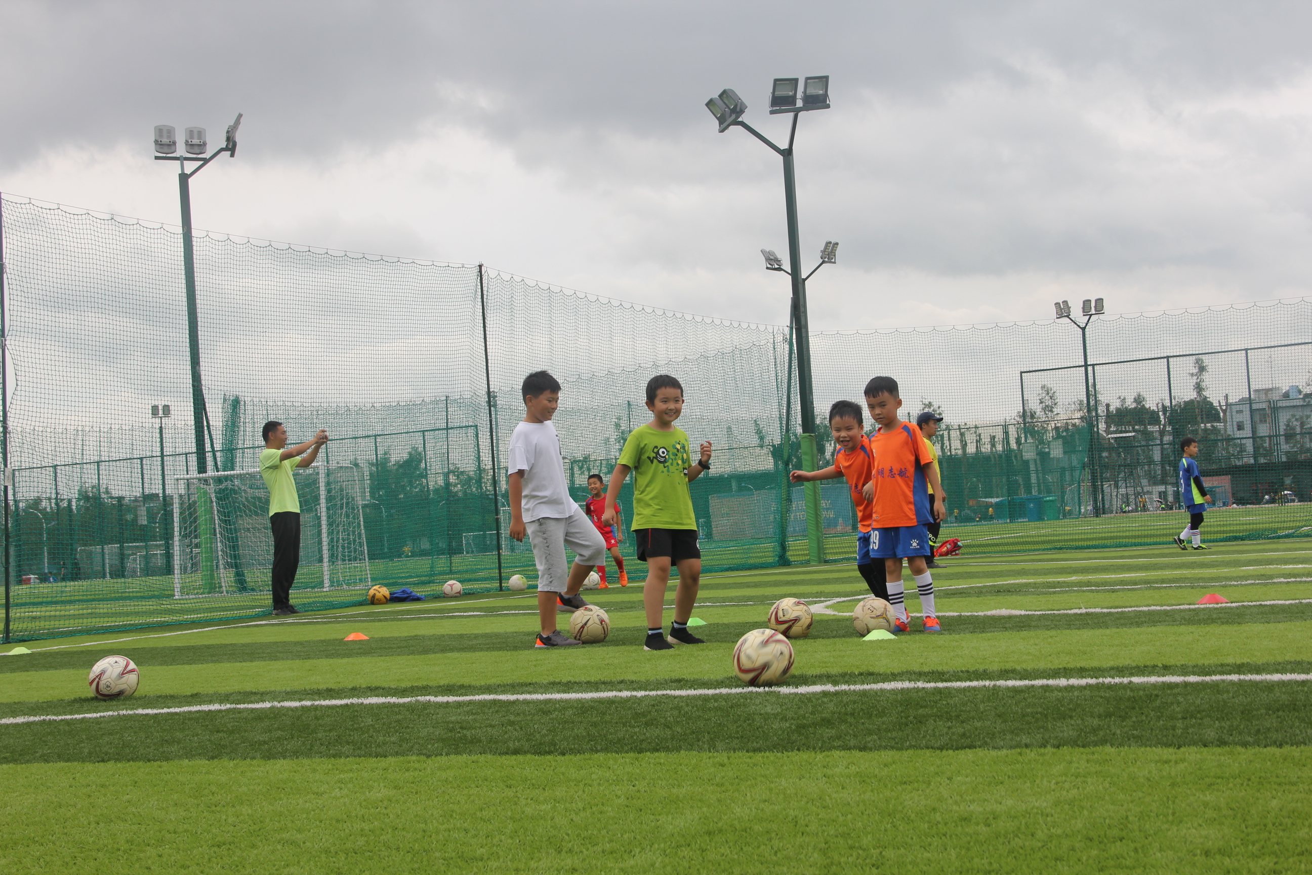 足球跑位时如何接球,足球跑位需要天赋