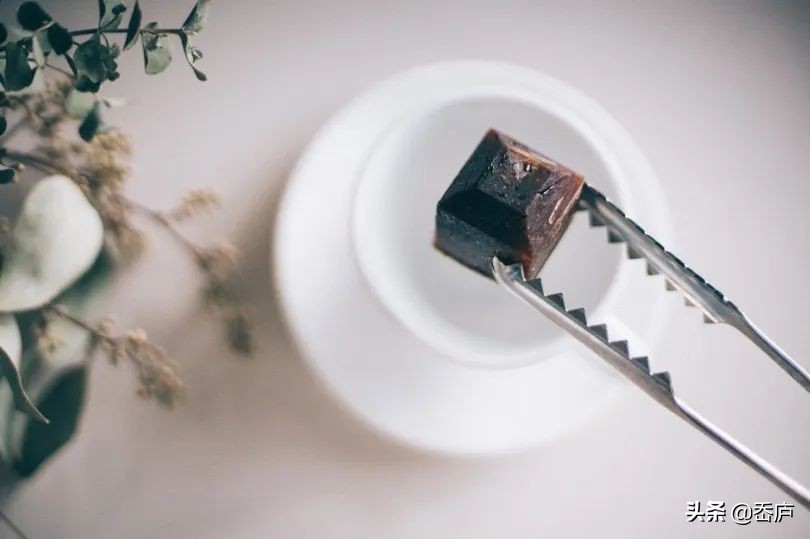 星巴克魔幻美人鱼、MUJI色卡饮料、复刻名画的甜品，让你一秒入夏