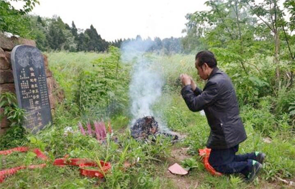 你知道中国墓碑的显考是什么意思,故显考妣是什么意思怎么读