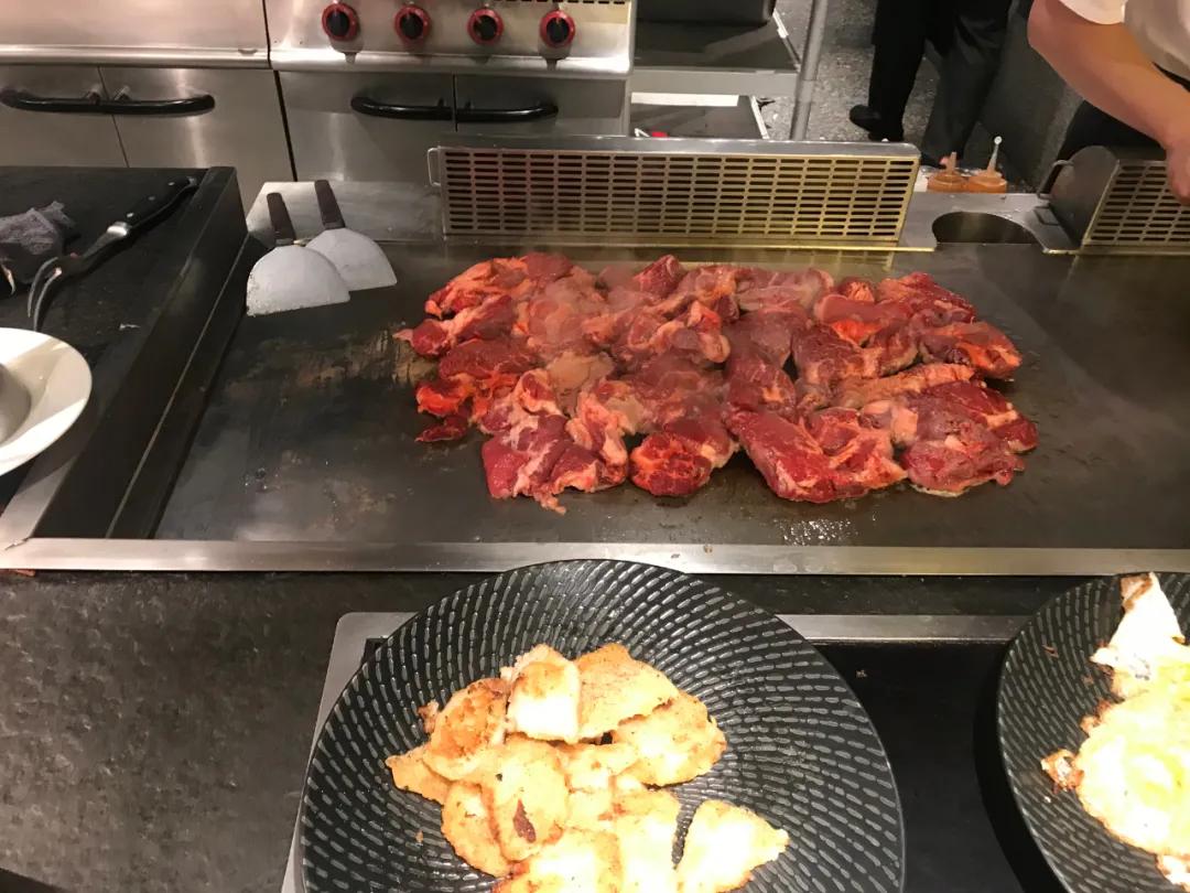 别卷了，东北澡堂都有图书馆和无限量麻辣烫了