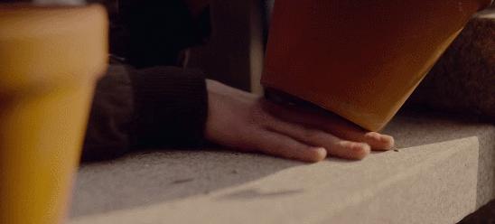 千万不要接来自过去的电话，女主救活了爸爸，但恶魔杀手也跟来了