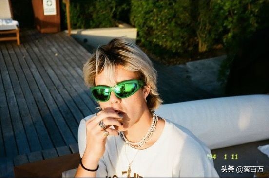 贝克汉姆晒小儿子克鲁兹工作照,克鲁兹贝克汉姆秀肌肉