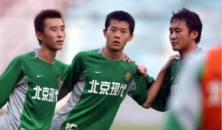 背叛誓言被泼可乐失去理智与球迷对骂，黄博文一错再错还是？