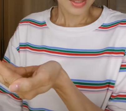 嘴唇干裂有细纹?看李若彤分享的护唇方法,砂糖加点“油”好滋润