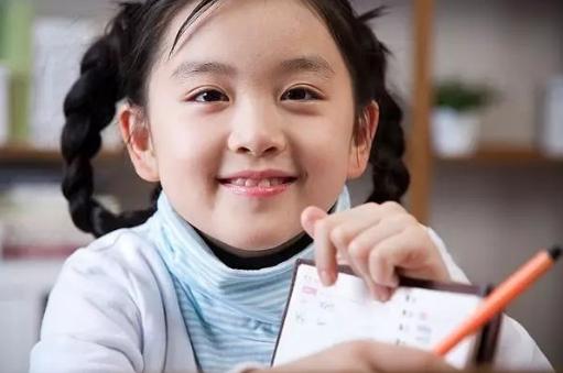 孩子用嘴巴呼吸贴嘴,孩子哭闹被妈妈用胶布封住嘴