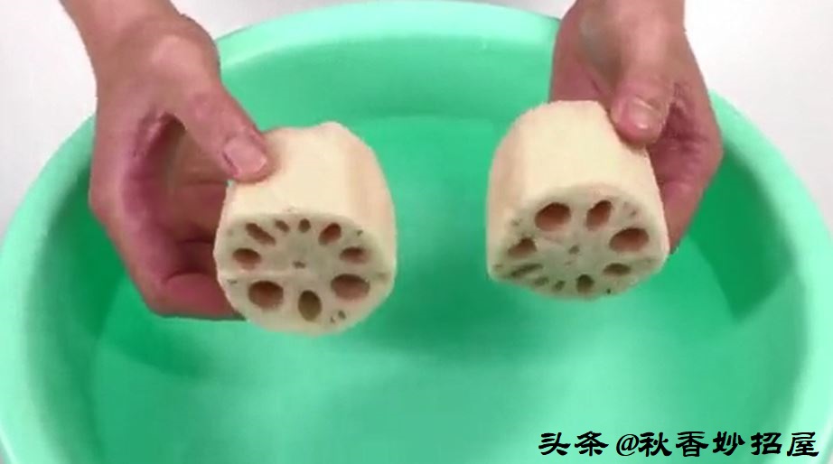 莲藕怎样清洗藕洞里面全是泥沙,清洗莲藕里面的淤泥最好办法