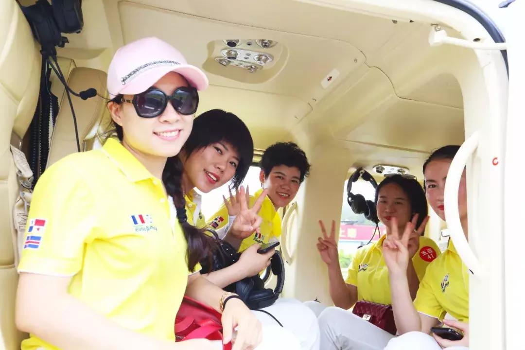 巨邦快乐集结号丨看见了，其中一艘游艇上，是我们的船长大舅哥