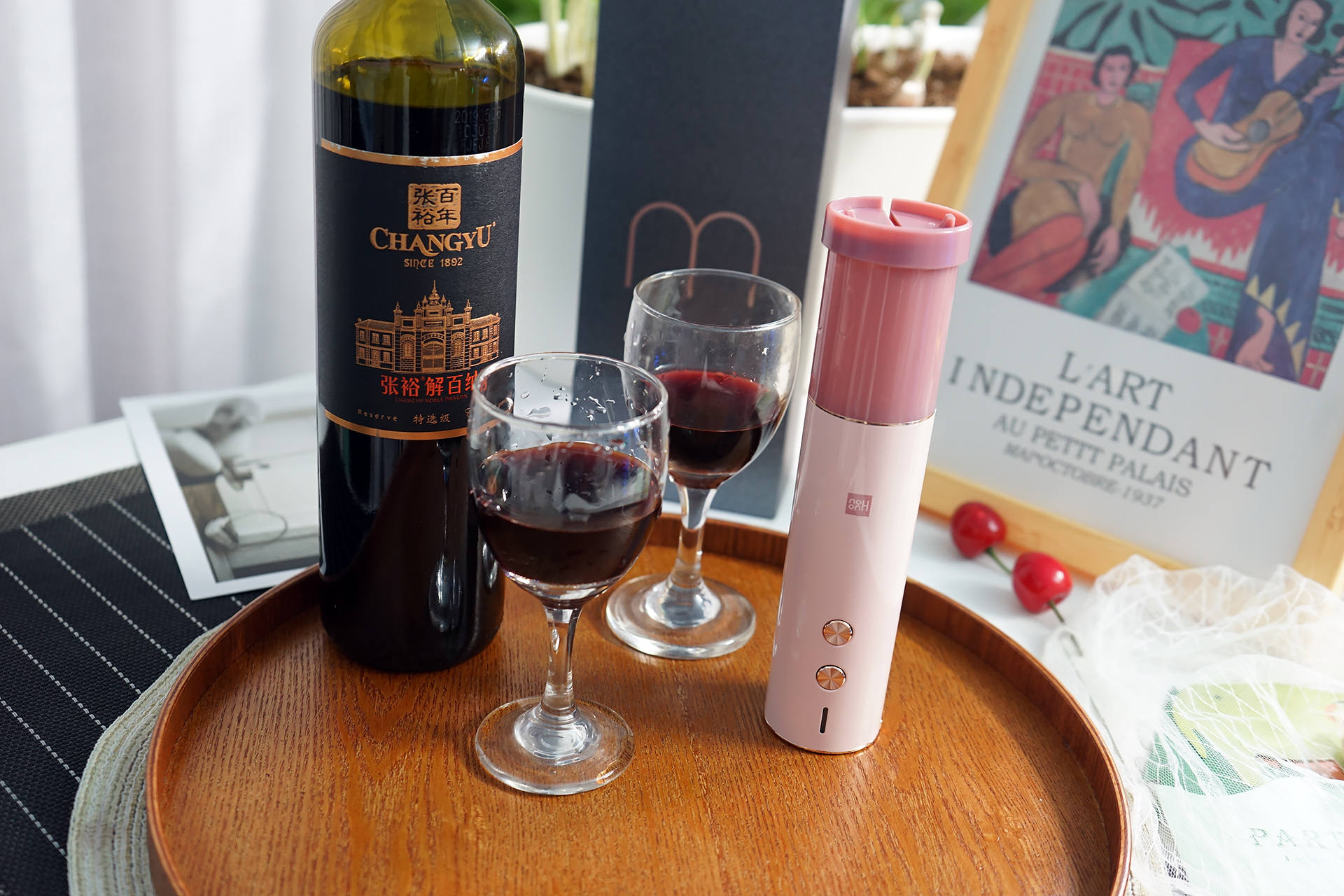 红酒自动开瓶器演示,开红酒神器开瓶器