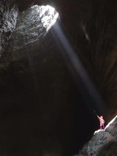 惊世奇观丨汉中68万岁天坑揭秘，地下河、剑齿象化石...