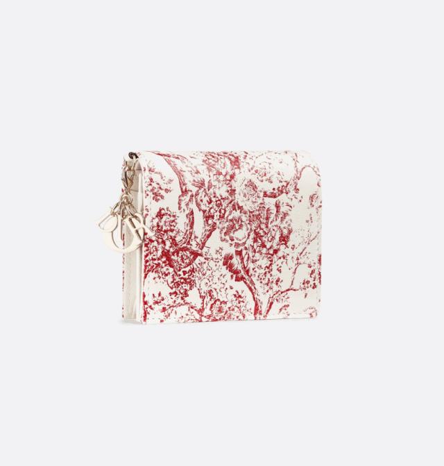 笑成佩奇，奢侈大牌被吐槽的中国风，遇到猪年竟然也可爱了起来