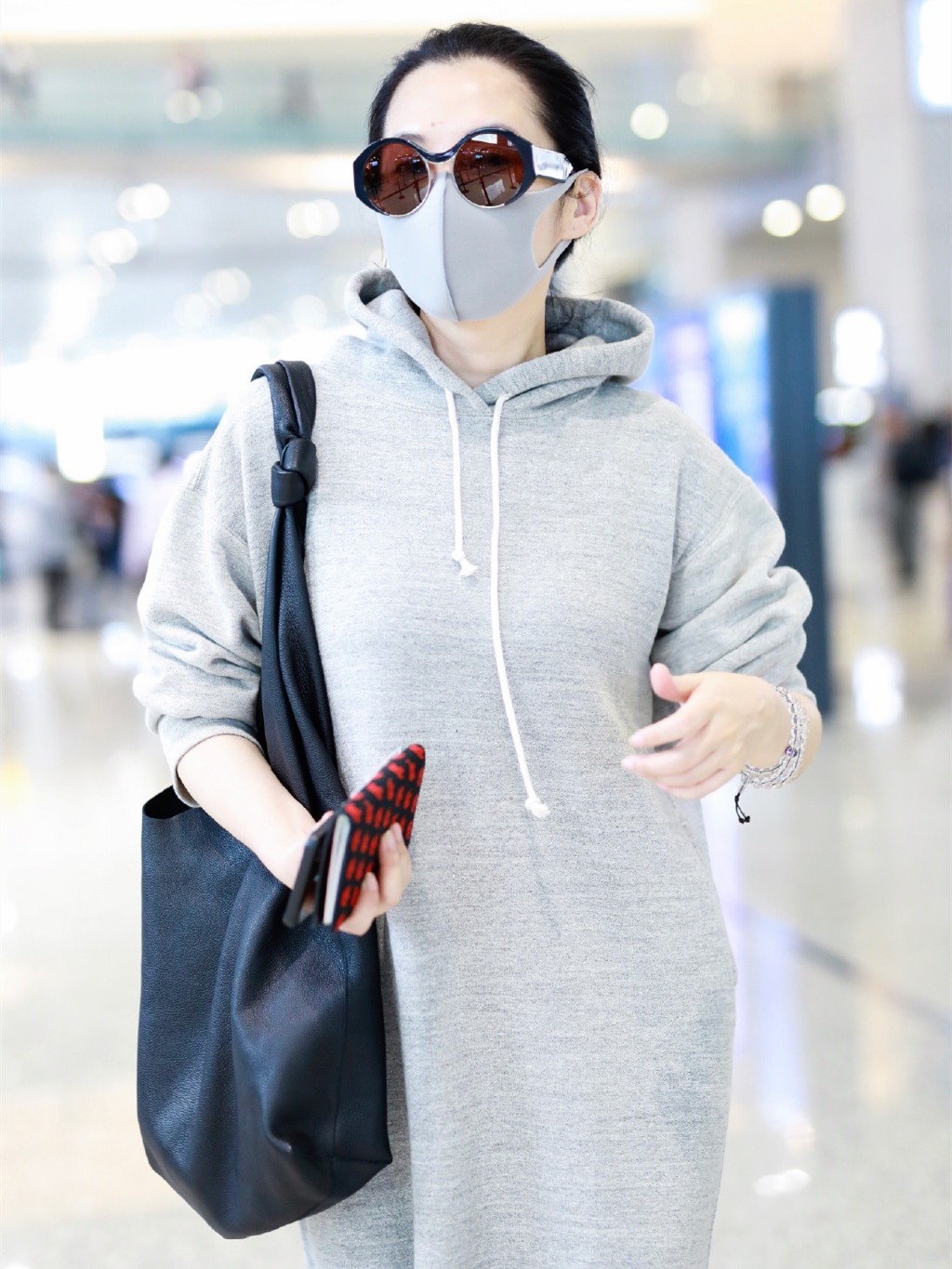 许晴减龄紧身打底裤穿搭,52岁许晴冬季穿搭高级洋气