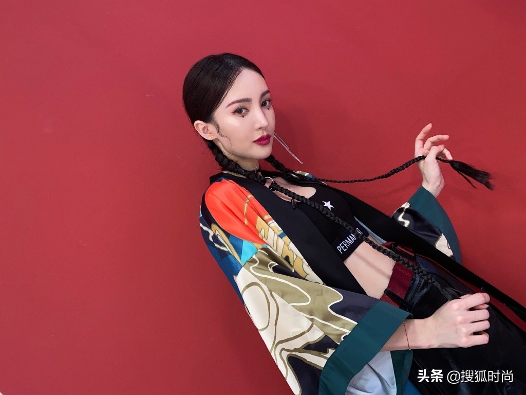 金晨红色吊带裙跳舞,金晨黑裙露背跳舞