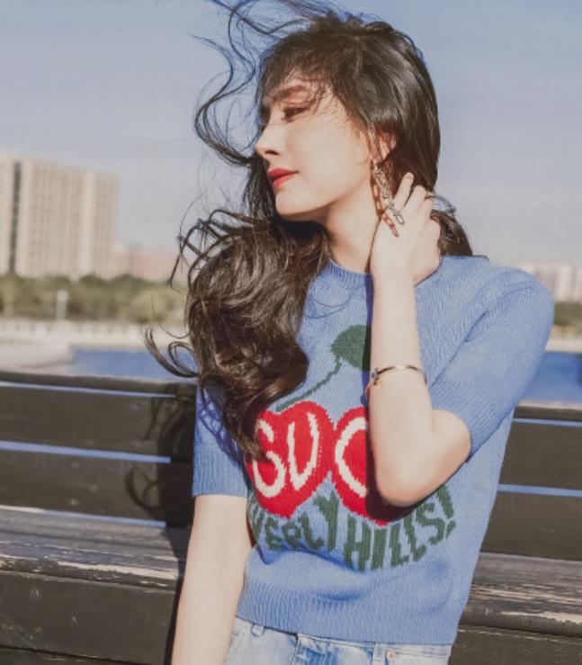 杨幂时尚超标！上裹冬衣露脐戴厚棉帽，下穿热裤大秀神仙漫画腿