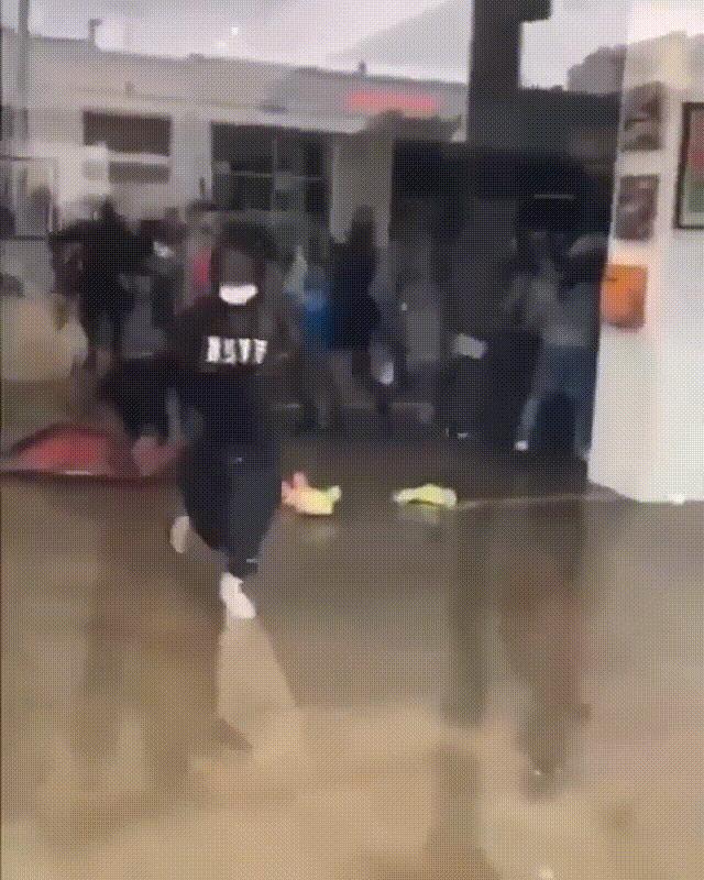 美国暴徒抢商店,美国暴徒抢劫