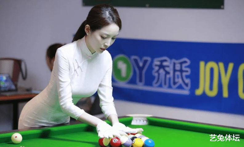 她是颜值不输潘晓婷的台球女神,她号称最美裁判