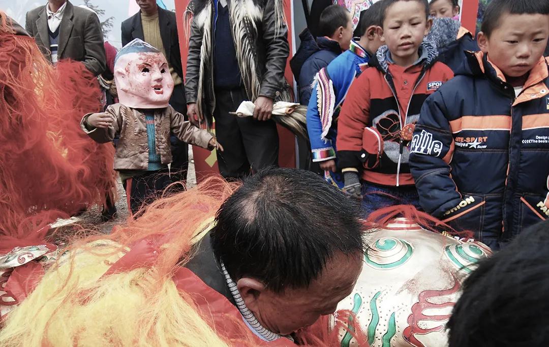 只要思想自由,只要开心坐在家里也可以周游世界